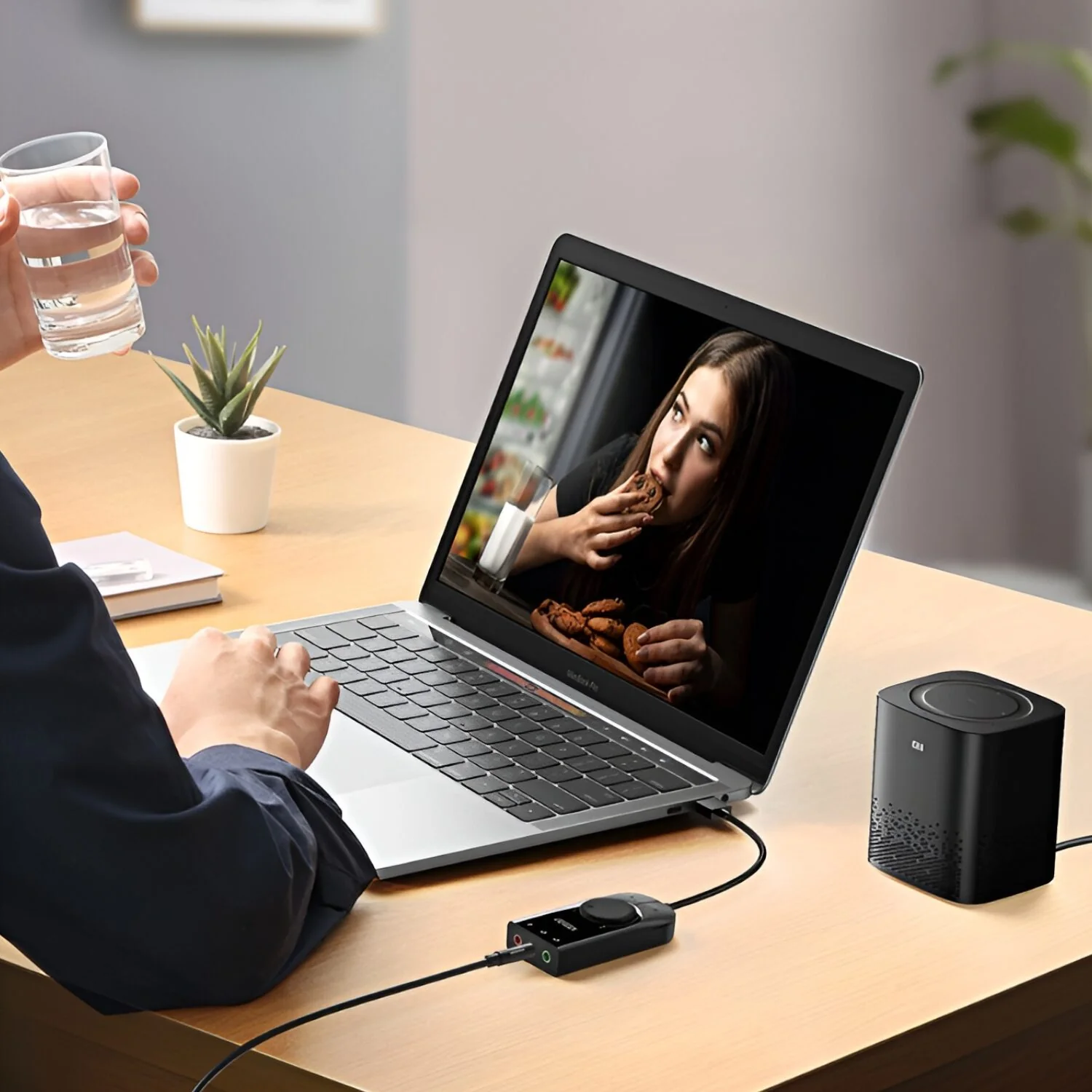 UGREEN CM129-40964 USB-A to 3.5mm External Stereo Sound Adapter - Black - Image 4